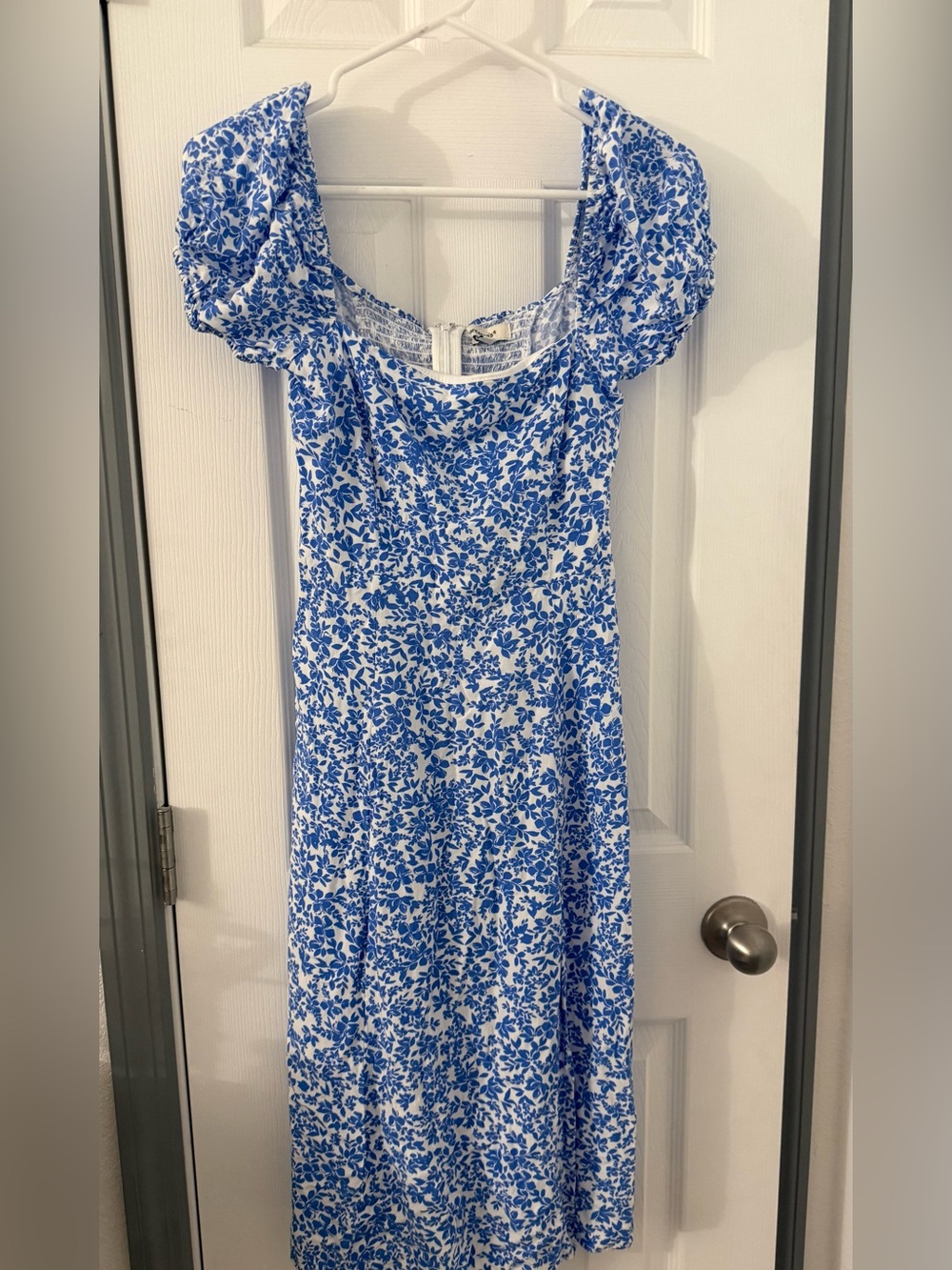 Francesca's Collections Blue and White Floral Puff-Sleeve Midi Dress